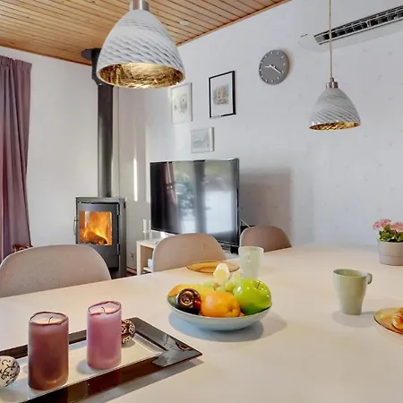3 Bedroom Cozy In Rdby 度假居 Rødby